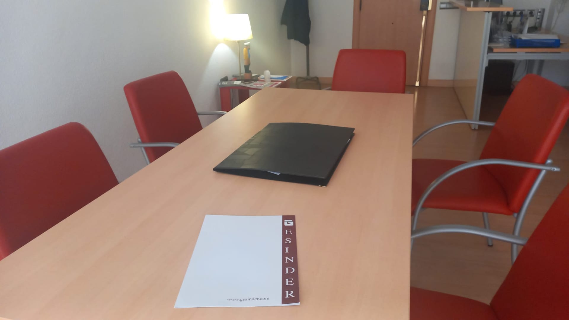 Mesa de reuniones de GESINDER para asesoramiento inmobiliario a propietarios